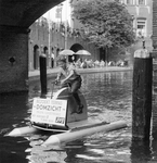 603569 Afbeelding van een jongen met een waterfiets met reclame voor het terras van Domzicht aan de Oudegracht te Utrecht.